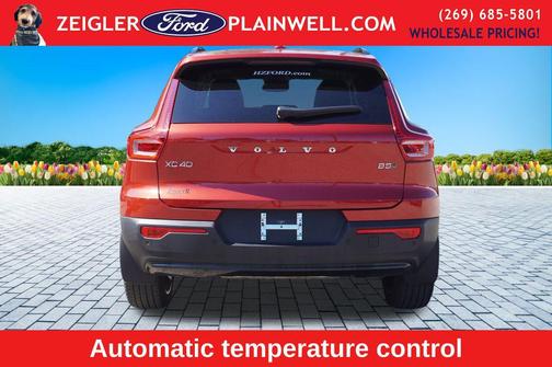 2023 Volvo XC40 B5 Plus Dark Theme