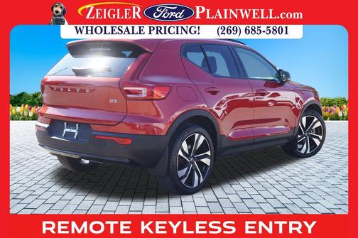 2023 Volvo XC40 B5 Plus Dark Theme