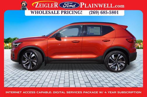 2023 Volvo XC40 B5 Plus Dark Theme