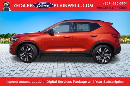 2023 Volvo XC40 B5 Plus Dark Theme