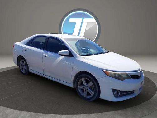 Super White 2012 Toyota Camry SE