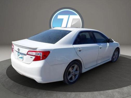 Super White 2012 Toyota Camry SE