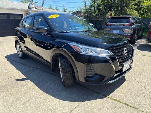 Super Black 2023 Nissan Kicks S