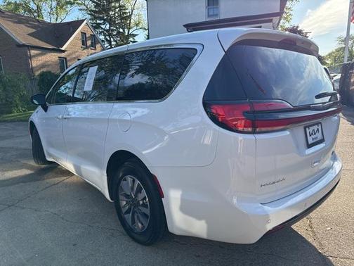 2024 Chrysler Pacifica Hybrid Select