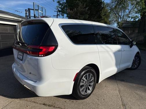 2024 Chrysler Pacifica Hybrid Select