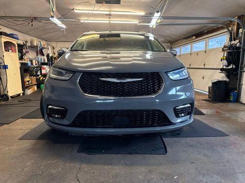 Ceramic Gray Clearcoat 2023 Chrysler Pacifica Limited