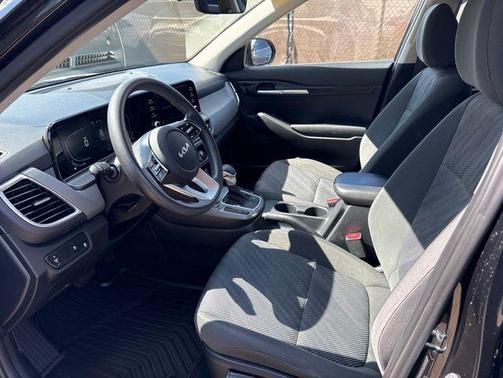 Fusion Black 2024 Kia Seltos LX