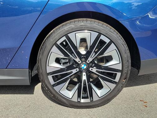 Phytonic Blue Metallic 2027 BMW 530 i