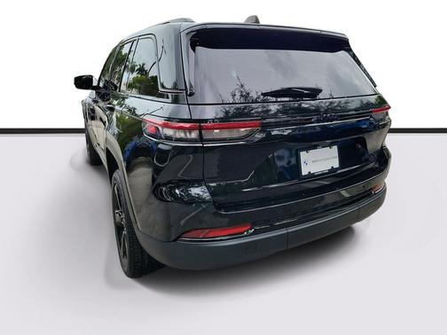 Diamond Black Crystal Pearlcoat 2024 Jeep Grand Cherokee Altitude