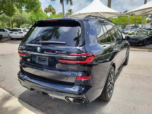 Carbon Black Metallic 2027 BMW X7 xDrive40i