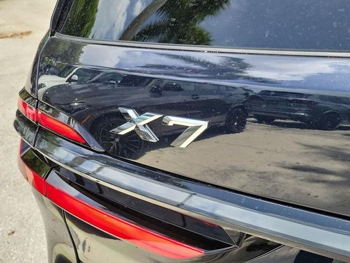 Carbon Black Metallic 2027 BMW X7 xDrive40i