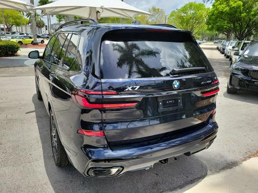 Carbon Black Metallic 2027 BMW X7 xDrive40i