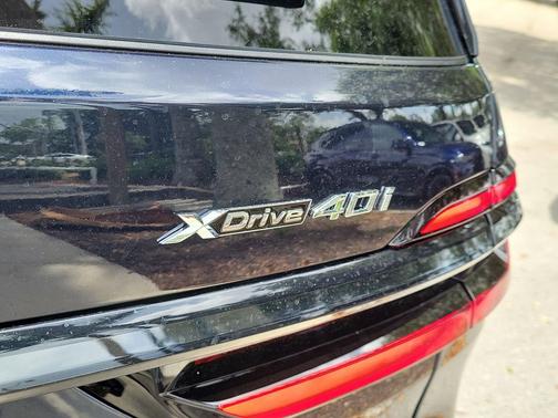 Carbon Black Metallic 2027 BMW X7 xDrive40i