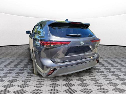 Magnetic Gray Metallic 2023 Toyota Highlander XLE