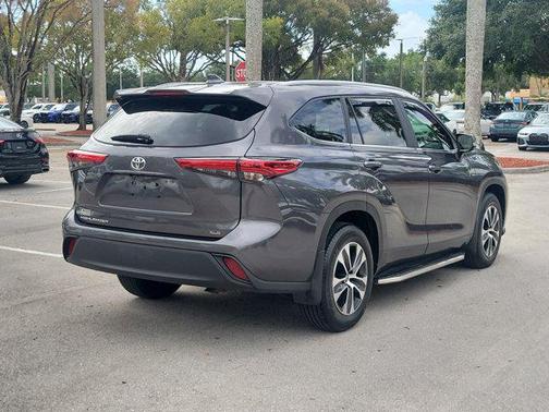 Magnetic Gray Metallic 2023 Toyota Highlander XLE