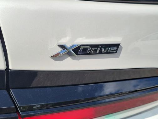 Mineral White Metallic 2026 BMW 760 xDrive