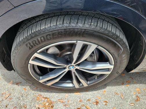 Carbon Black Metallic 2025 BMW X7 xDrive40i