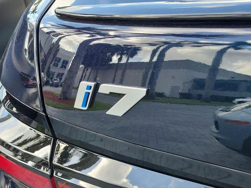 Carbon Black Metallic 2024 BMW i7 eDrive50