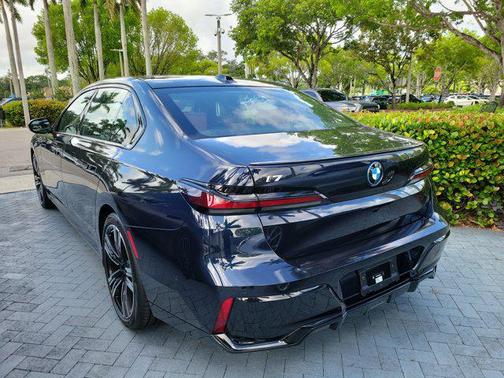 Carbon Black Metallic 2024 BMW i7 eDrive50