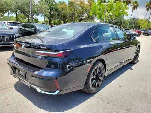 Carbon Black Metallic 2023 BMW 740 i