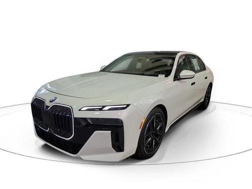 Mineral White Metallic 2025 BMW i7 xDrive60