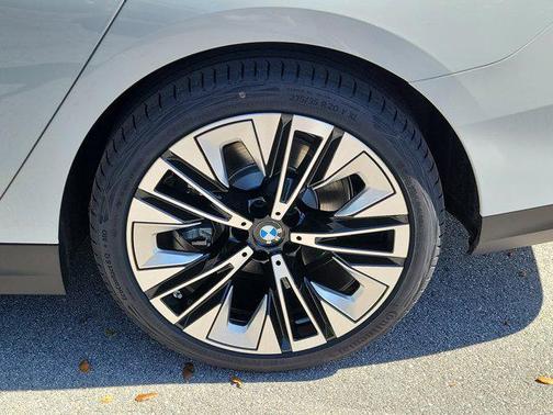 Alpine White 2026 BMW 530 530i