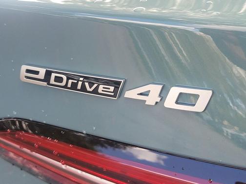 Cape York Green Metallic 2026 BMW i5 eDrive40