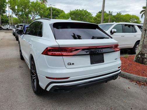 Glacier White Metallic 2022 Audi Q8 55 Premium Plus