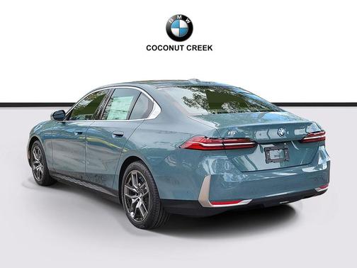 Cape York Green Metallic 2026 BMW i5 eDrive40