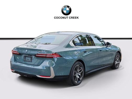 Cape York Green Metallic 2026 BMW i5 eDrive40