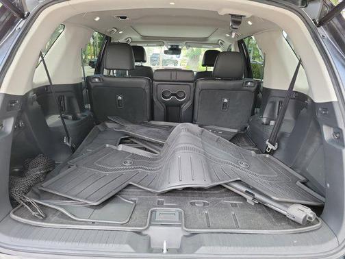 Crystal Black Pearl 2023 Honda Pilot Touring 8-Passenger