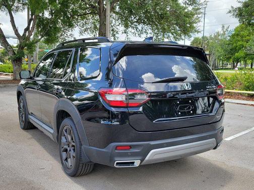 Crystal Black Pearl 2023 Honda Pilot Touring 8-Passenger