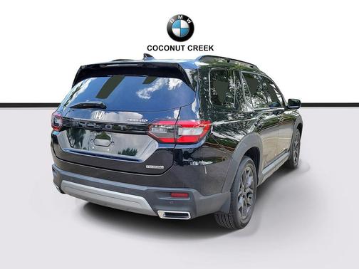 Crystal Black Pearl 2023 Honda Pilot Touring 8-Passenger