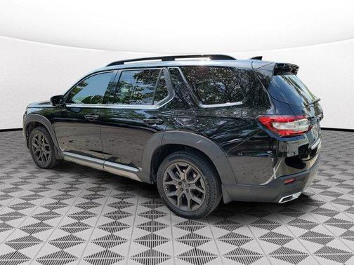 Crystal Black Pearl 2023 Honda Pilot Touring 8-Passenger