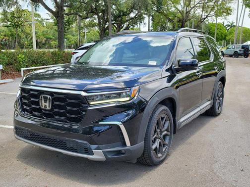 Crystal Black Pearl 2023 Honda Pilot Touring 8-Passenger