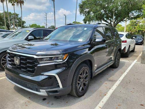 Crystal Black Pearl 2023 Honda Pilot Touring 8-Passenger