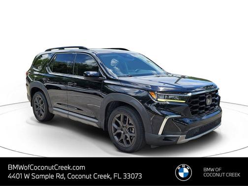 Crystal Black Pearl 2023 Honda Pilot Touring 8-Passenger