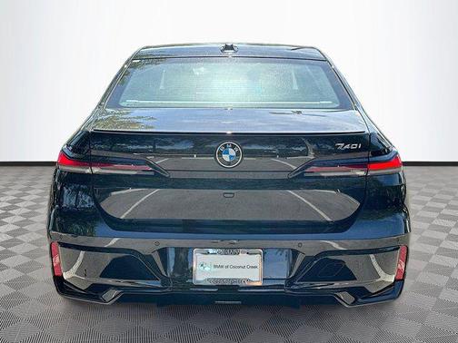 2025 BMW 740 i