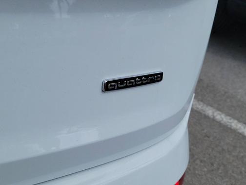 Glacier White Metallic 2023 Audi Q7 55 Prestige