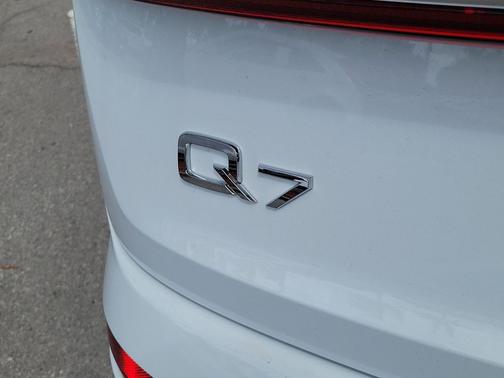 Glacier White Metallic 2023 Audi Q7 55 Prestige