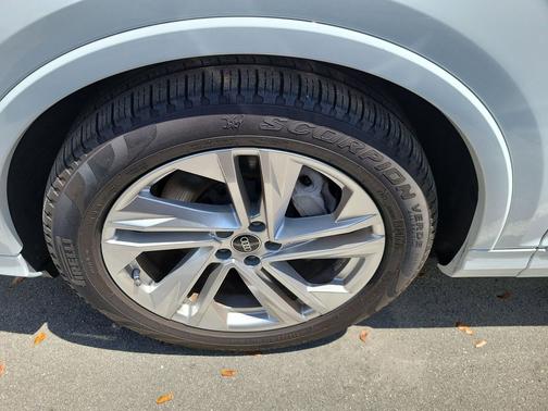Glacier White Metallic 2023 Audi Q7 55 Prestige