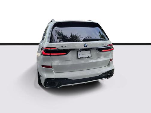 Alpine White 2027 BMW X7 xDrive40i
