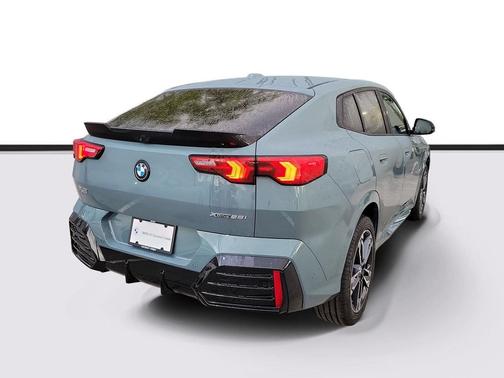 Cape York Green Metallic 2026 BMW X2 xDrive28i