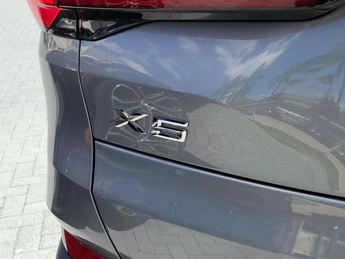Skyscraper Grey Metallic 2026 BMW X5 xDrive40i