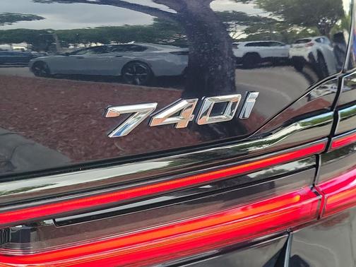 Carbon Black Metallic 2022 BMW 740 i