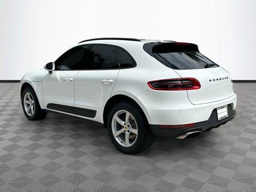 2018 Porsche Macan Base (PDK)