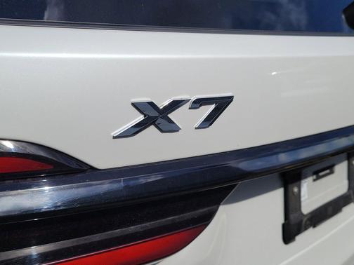 Mineral White Metallic 2024 BMW X7 xDrive40i