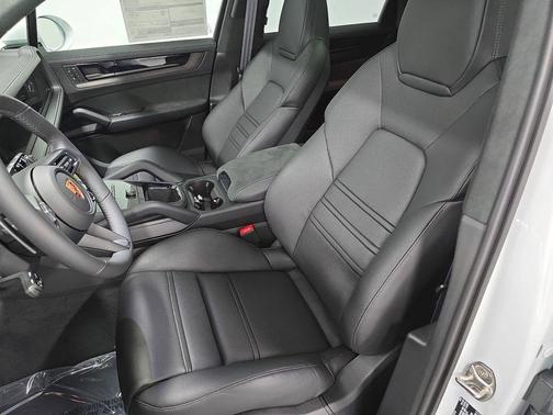 Carrara White Metallic 2026 Porsche Cayenne GTS