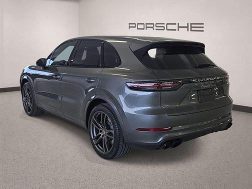 Quartzite Metallic 2019 Porsche Cayenne Turbo
