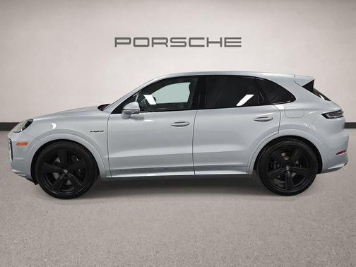 Dolomite Silver Metallic 2026 Porsche Cayenne Turbo
